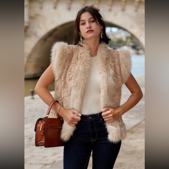 FROM PARIS FRANCE BEAUTIFUL FAUX FUR VEST JACKET - Picture 2 of 4